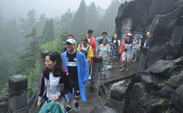 司组织了全体员工赴黑山谷、龙鳞石海风景区二日游活动